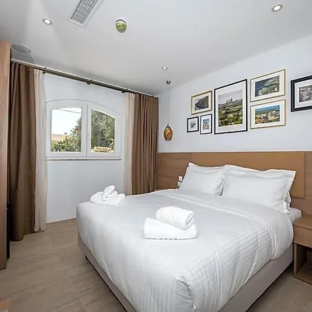לינה וארוחת בוקר Bliss Boutique Living 4*