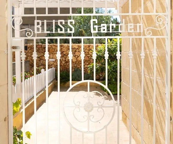 Bliss Boutique Living Panzió 4*